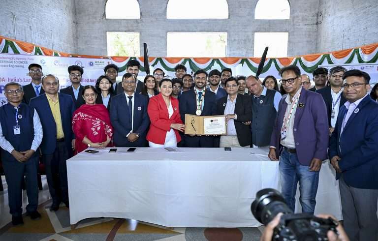 भारतातील सर्वात मोठ्या रेडिओ-कंट्रोल्ड इलेक्ट्रिक विमानाची यशस्वी निर्मिती