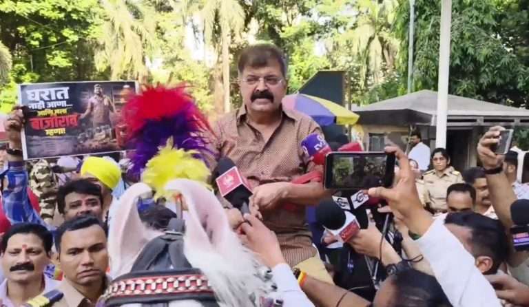 मोदींनी देशाचा तमाशा करून टाकला, आमदार जितेंद्र आव्हाड घोड्यावर स्वार होऊन म्हणाले- मोदी 2000 वर्ष मागे नेणार