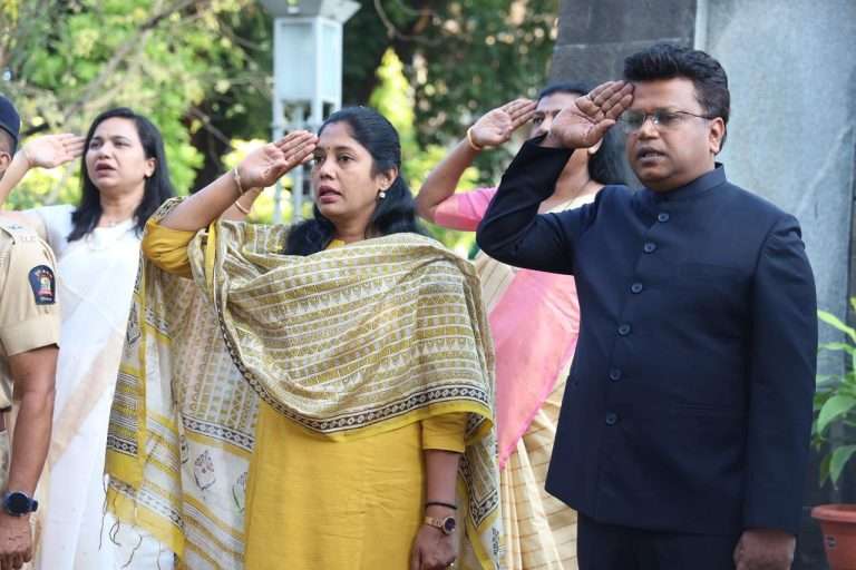 पुणे महापालिकेत झेंडावंदन,परेड , पुष्पांजली वाहून महाराष्ट्र दिन संपन्न.