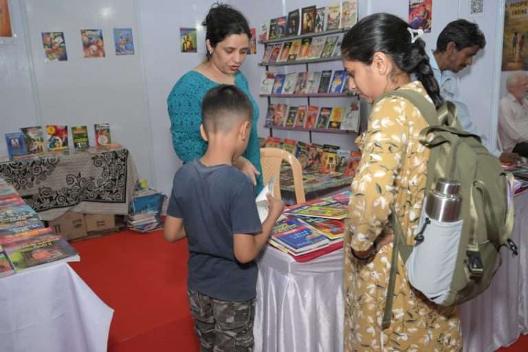 रविवार ठरला पुस्तक खरेदी अन् खेळांचा वार
