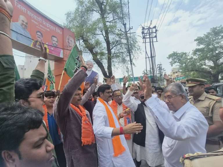 वाराणसीत चंद्रकांतदादा पाटलांकडून ‘विजयाचा जल्लोष’;