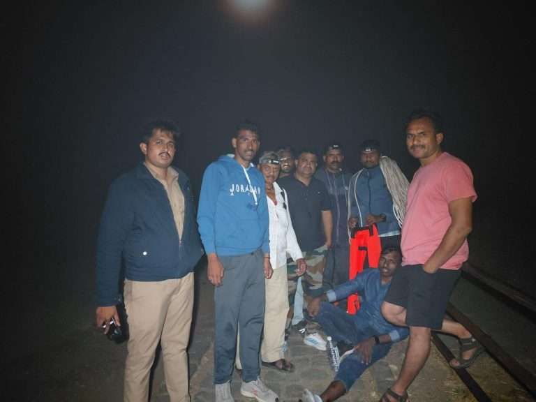 सिंहगडावर सूर्यास्त पाहताना तो १५० फुट दरीत कोसळला अन रात्री …..