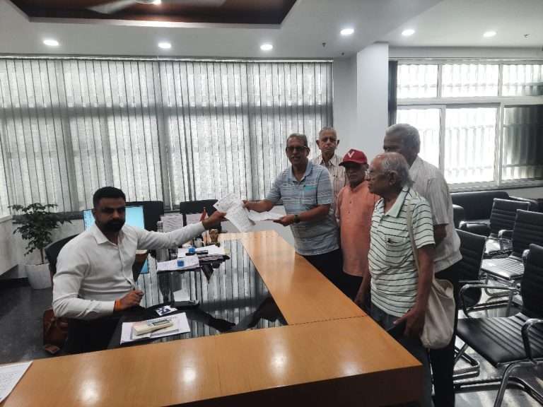 जिल्हाधिकाऱ्यांच्या दारात सेवानिवृत्तांचे पेन्शनसाठी धरणे आंदोलन