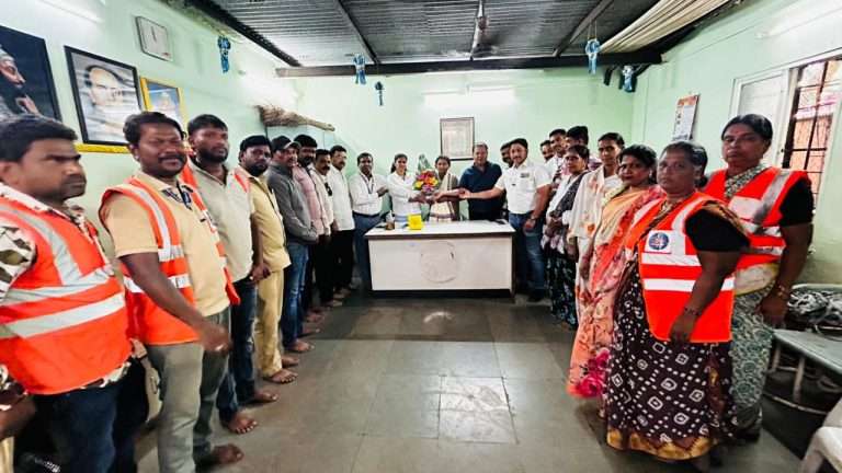 घोले रोड क्षेत्रिय कार्यालयाच्या कंत्राटी महिला सफाई सेविका सुवर्णा सोमनाथ पवार प्रतिकूल परिस्थितीवर मात करून झाल्या १० वी पास: प्रशासनाने केला विशेष सन्मान…….!
