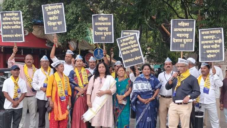 वाढत्या महिला अत्याचाराच्या विरोधात ‘आम आदमी’ची निदर्शने