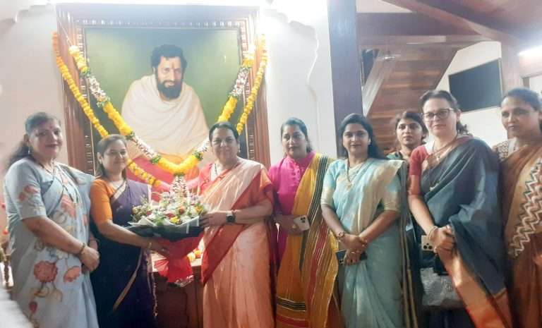शिवसेना नेत्या आ. डॉ. नीलम गोऱ्हे यांची आनंदाश्रम व शक्तीस्थळाला भेट; धर्मवीर आनंदजी दिघे यांना अभिवादन