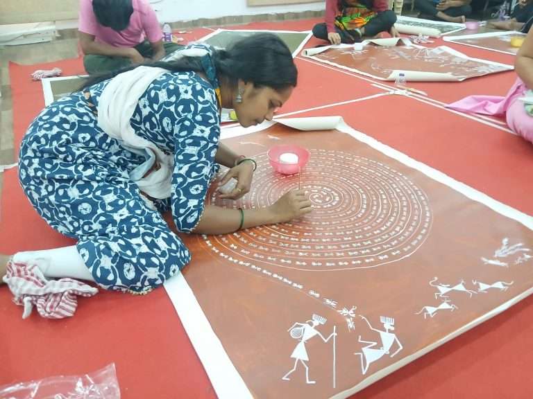 आदिवासी कलावंतांना प्रोत्साहन देण्यासाठी वारली पेंटिंग कार्यशाळा