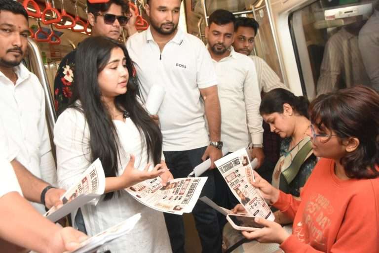 नीट पेपरफुटी प्रकरणी मुंबई युवक काँग्रेसची मुंबई मेट्रोमध्ये प्रवाशांशी संवाद साधत जनजागृती मोहीम