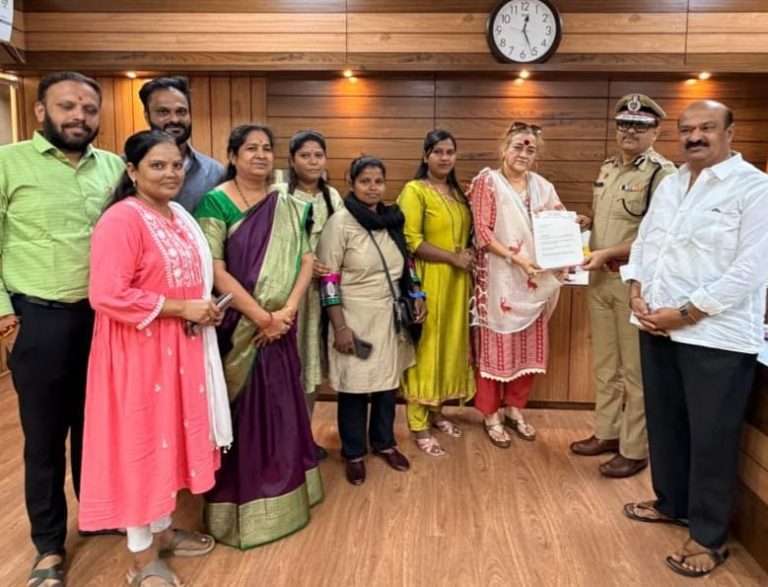 .. साहेब तपास लावा .. गुलाबो गॅंग धडकली पोलीस आयुक्तांकडे