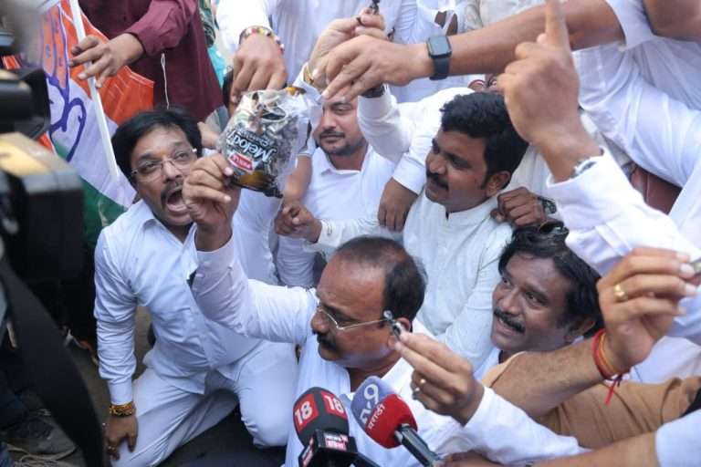 पंतप्रधान मोदी पनौती तर मुख्यमंत्री फडणवीस खोटारडे, पेट्रोल डिझेल आहे तर पेट्रोल पंपावर रांगा कशासाठी आहेत? हर्षवर्धन सपकाळ.