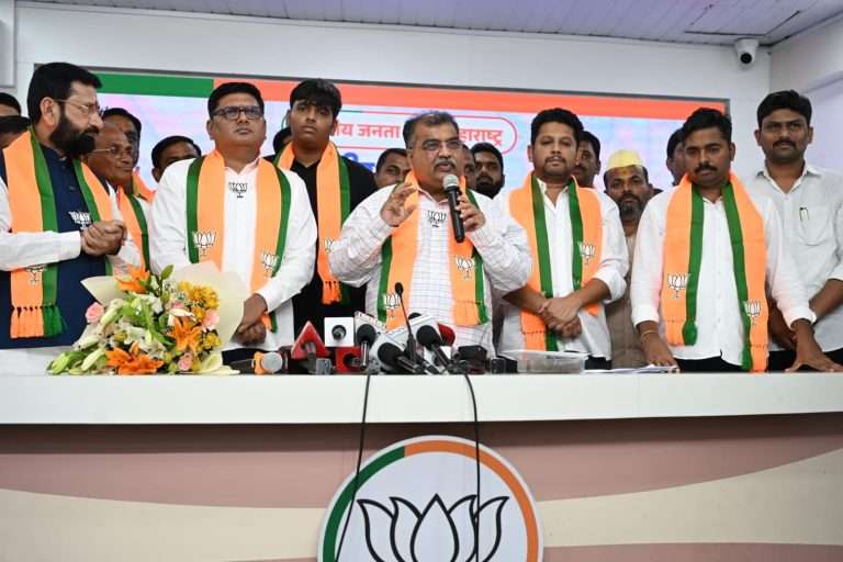 माजी मंत्री प्राजक्त तनपुरे यांच्यासह राष्ट्रवादी शरद पवार पक्षाच्या शेकडो पदाधिकाऱ्यांचा भाजपात प्रवेश
