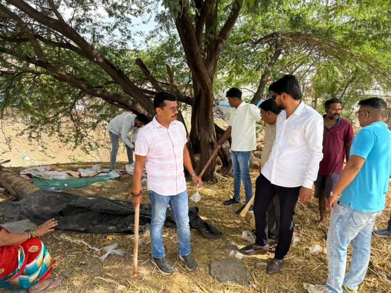 “हडपसरमधील अवैध दारू हातभट्ट्यांवर शिवसेनेचा हल्लाबोल..!!”