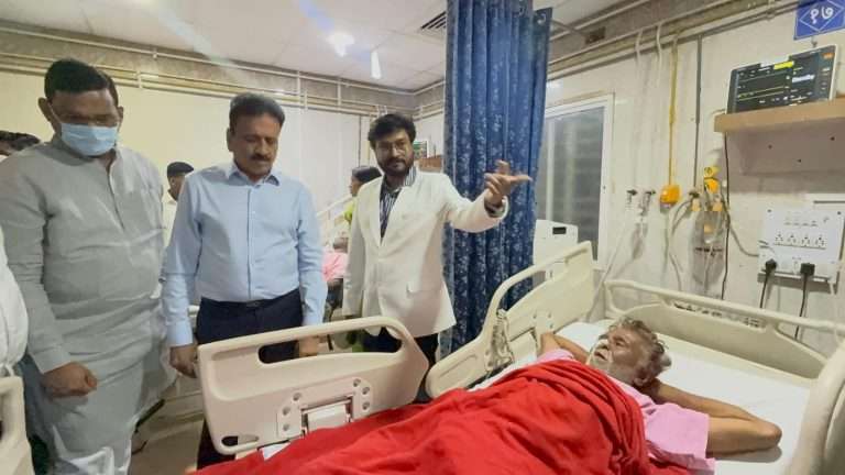 पुणे विषारी दारू प्रकरणातील पीडित कुटुंबियांची मंत्री गिरीश महाजन यांची भेट