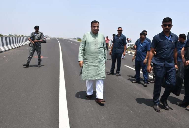 केंद्रीय मंत्री नितीन गडकरी यांच्याकडून संत तुकाराम महाराज पालखी मार्गाची पाहणी