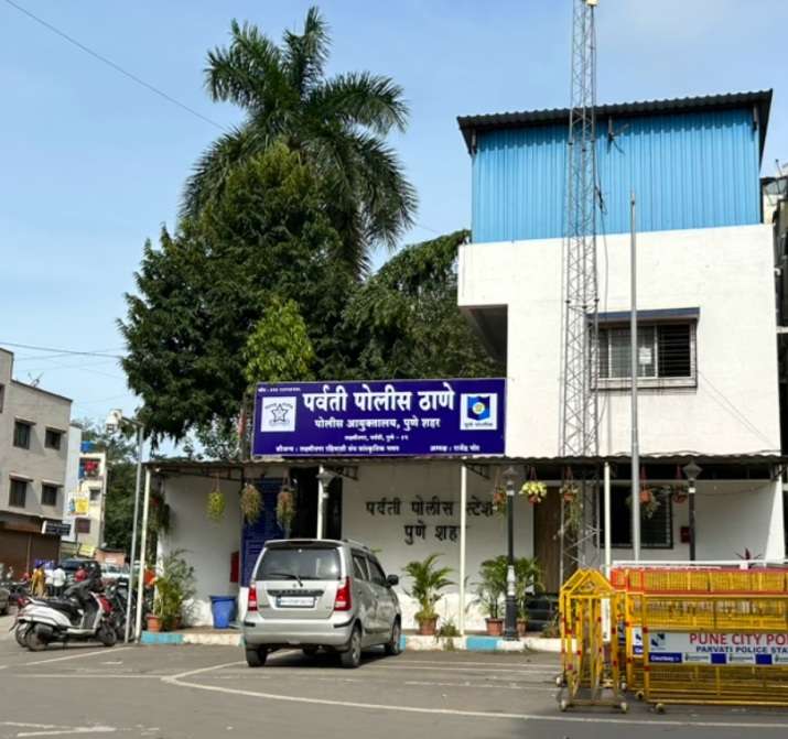 SBI ला नकली सोने देऊन सवाचार कोटीची फसवणूक मोक्ष जैन आणि चिराग हिम्मतलाल जैन यांच्यासह १३ जणांवर गुन्हा दाखल