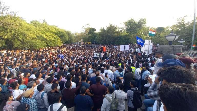 ‘कॉकरोच जनता पार्टी’चे पुण्यात आंदोलन:अभिजीत दिपकेंच्या सरकारकडे 5 महत्त्वाच्या मागण्या