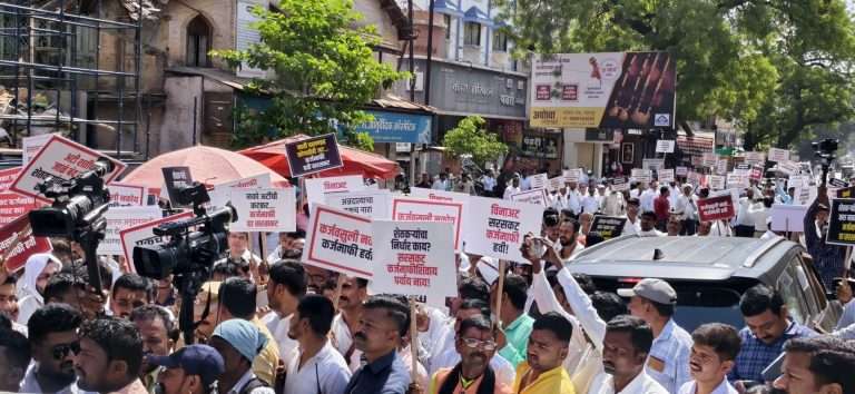 रोहित पवारांच्या अन्नत्याग आंदोलनाला सुरुवात:विनाअट सरसकट कर्जमाफी द्या, नाहीतर लढा सुरूच राहील, सरकारला थेट इशारा