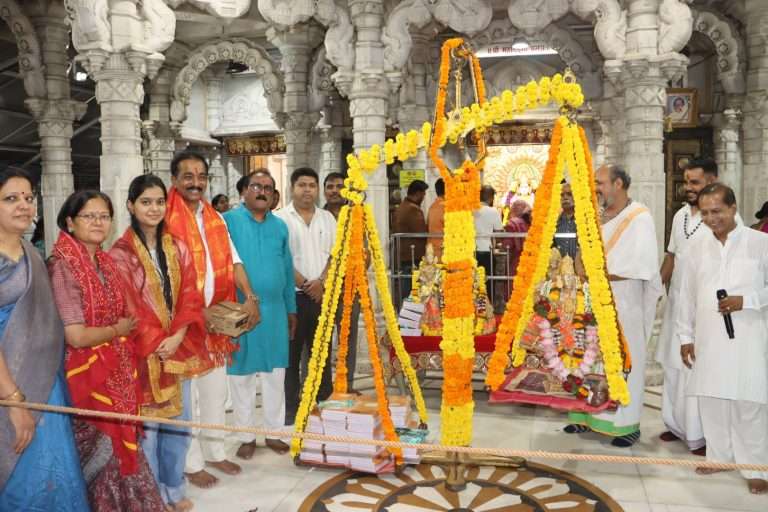 श्री महालक्ष्मी मंदिरात अधिक मासानिमित्त  पुस्तक तुला 