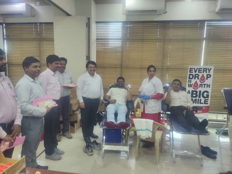 महावितरणच्या ५२ कर्मचाऱ्यांचे रक्तदान
