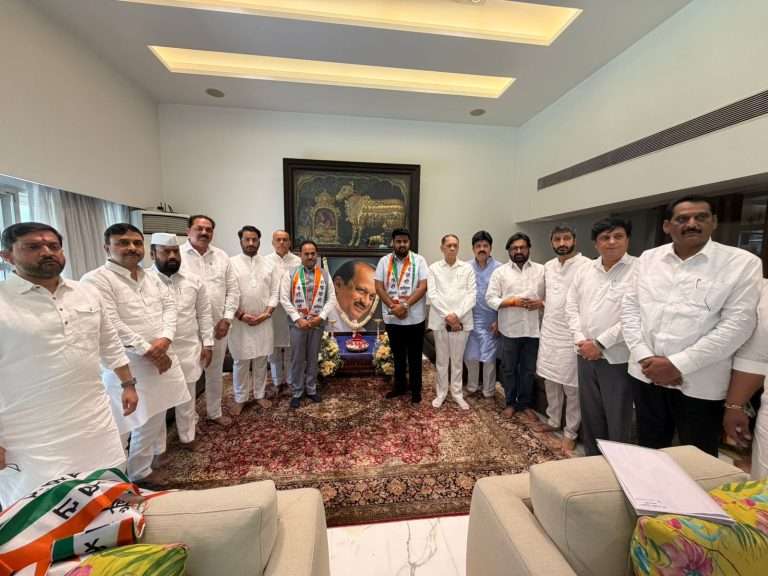 राष्ट्रवादी काँग्रेसमध्ये संजय काकडे व विक्रम काकडे यांचा पक्षप्रवेश, पुण्यातून विक्रम काकडे यांनाच उमेदवारी