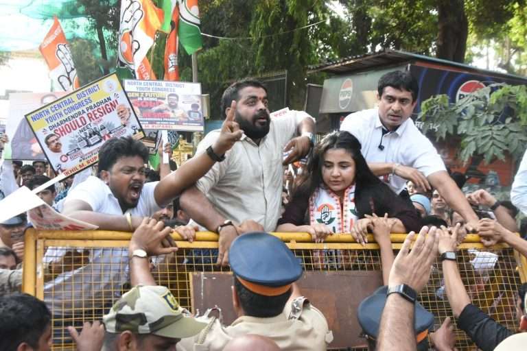 NEET आणि CBSE परीक्षांमधील कथित पेपरफुटी आणि घोटाळ्यांच्या निषेधार्थ युवक काँग्रेसचा भव्य मोर्चा