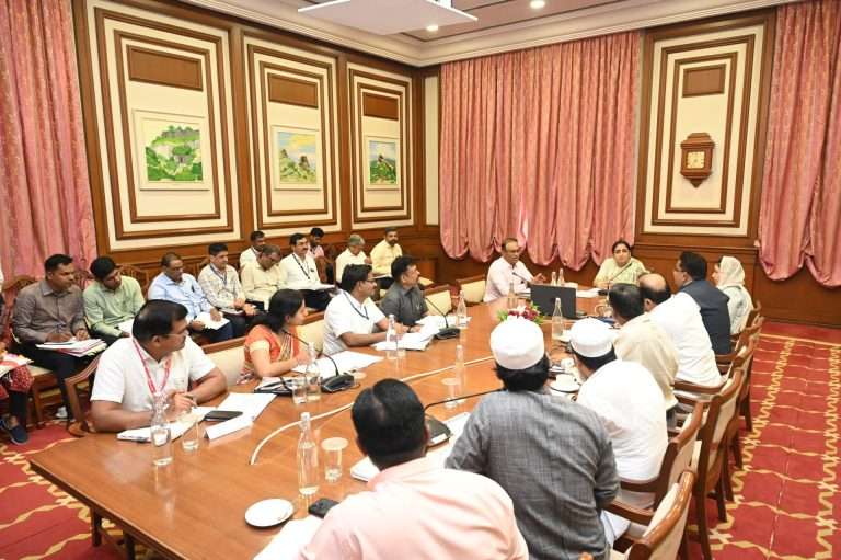अल्पसंख्याक विभागातील रिक्त पदे तातडीने भरा; योजनांचा लाभ पात्र लाभार्थ्यांपर्यंत पोहोचवा