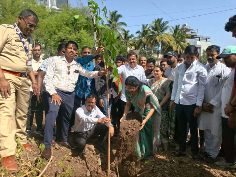 वृक्षारोपण, पर्यावरण प्रभात फेरी, आरोग्य तपासणी शिबिरांनी केला जागतिक पर्यावरण दिन संपन्न