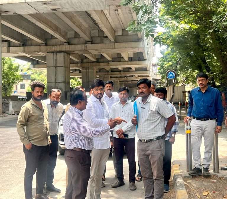 गणेशखिंड रस्त्यावरील रेंगाळलेल्या फुटपाथच्या कामावरून आमदार सिद्धार्थ शिरोळेंनी केली अधिकाऱ्यांची कानउघाडणी