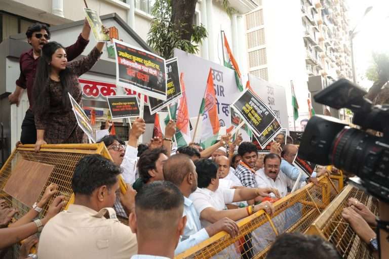 निवडणूक आयोग व भाजपा सरकारविरोधात काँग्रेसचे दादरमध्ये तीव्र आंदोलन.