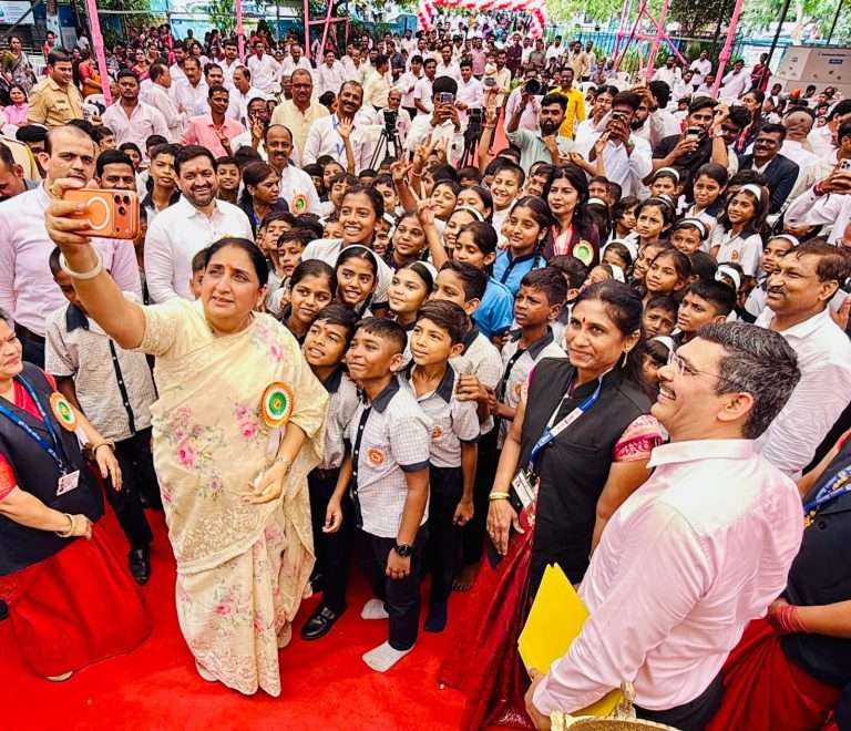 ग्रामीण विद्यार्थ्यांना आधुनिक शिक्षणाच्या मुख्य प्रवाहात आणण्यासाठी शासन कटिबद्ध – उपमुख्यमंत्री सुनेत्रा अजित पवार