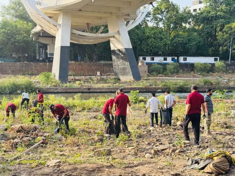 मुठा नदीपात्र स्वच्छता अभियानात पर्यावरणप्रेमींचा उत्स्फूर्त सहभाग