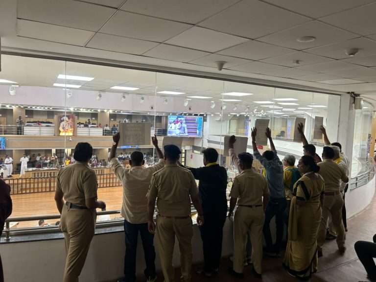 प्रेक्षागॅलरीत आपचे आंदोलन,म्हणाले ‘ पुणेकरांनो शाळांच्या खाजगीकरणाचा डाव हाणून पाडा