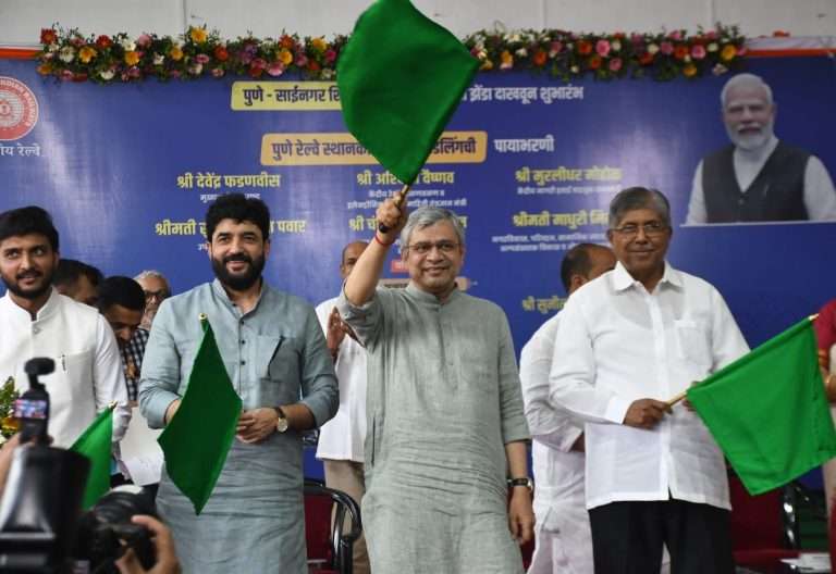 पुणे-साईनगर शिर्डी एक्सप्रेसचा मुख्यमंत्री देवेंद्र फडणवीस आणि केंद्रीय रेल्वे मंत्री अश्विनी वैष्णव यांच्याकडून शुभारंभ