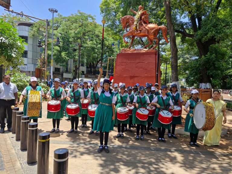 घोष पथकाच्या वादनातून झाशीच्या राणी लक्ष्मीबाई यांना मानवंदना