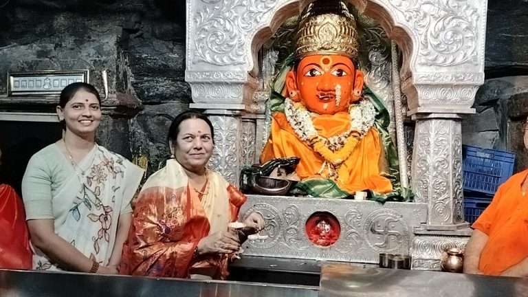 चांदवडच्या श्री रेणुका मातेच्या चरणी विधान परिषद आमदार डॉ. नीलम गोऱ्हे यांचा जनसेवेचा संकल्प