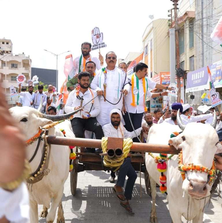 देवेंद्र फडणविसांची तथाकथित दैवीशक्ती शेतकरी, महिला व तरुणांचे प्रश्न सोडवताना कुठे जाते?