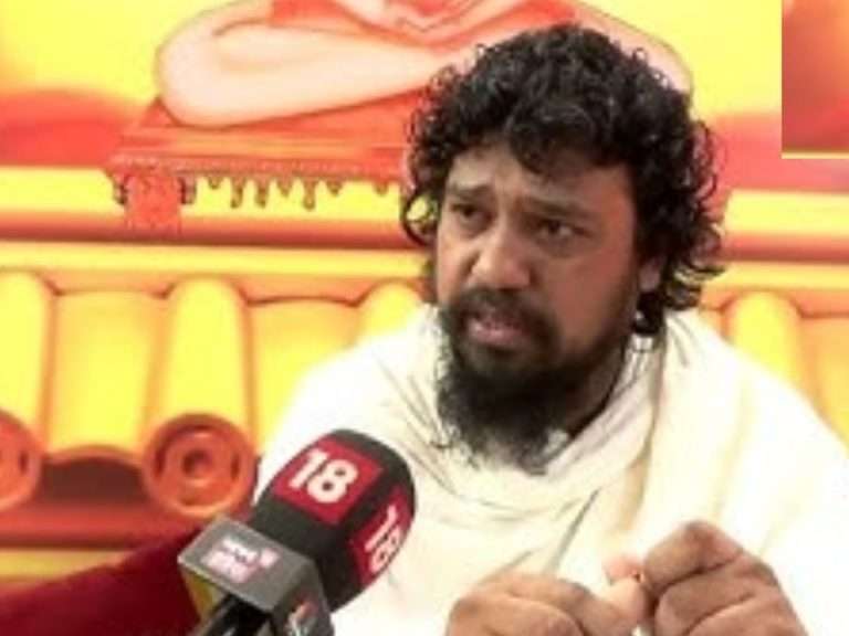 ‘गांधींची गांधीगिरी नाही, गोडसेंची गोळी चालणार’:जैनमुनी निलेशचंद्रांचे वादग्रस्त विधान..कॉंग्रेसचे प्रत्युत्तर धर्मगुरूच्या वस्त्राआड लपलेला हा राजकीय दलाल